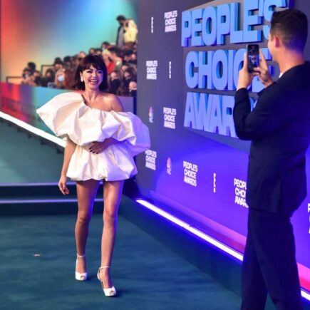 Sarah Hyland Debuted her New Hairstyle at 47th People’s Choice Awards 2021