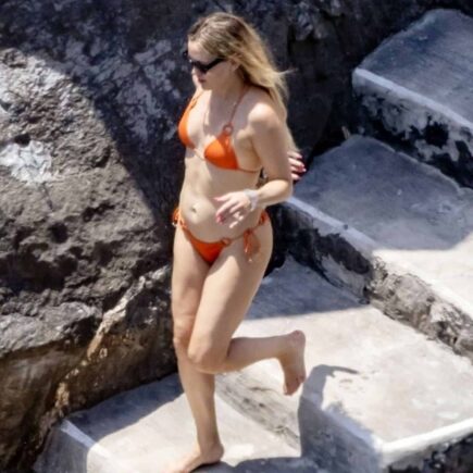 Kate Hudson Shows Off Her Fantastic Figure in an Orange Bikini in Italy