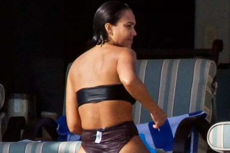 Jessica Alba Sets the Temperature Rocketing in a Bikini on a Cabo Holiday