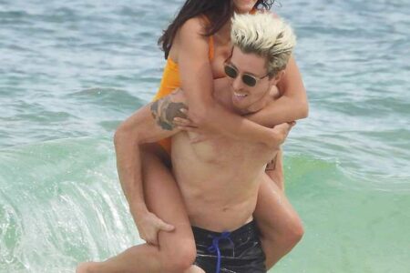 Nina Dobrev Lovingly Kisses her BF Shaun White in The Sea