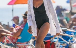 Sarah Jessica Parker Highlights her Age-defying Figure in Swimsuit