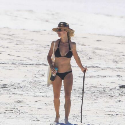 Elsa Pataky in Bikini During a Coastal Stroll in Byron Bay