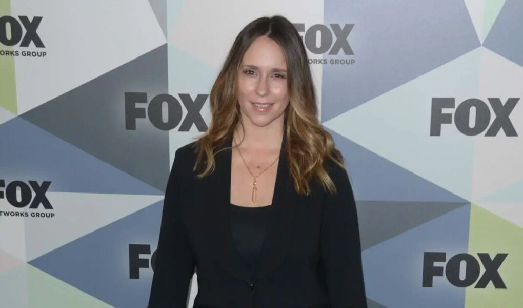 Jennifer Love Hewitt Dazzles in Elegant Suit at Fox Upfront in NYC