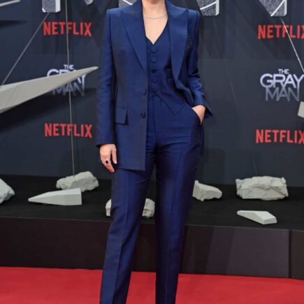 Ana de Armas Shows her CIA Look at “The Gray Man” Premiere in Berlin