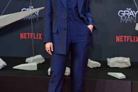 Ana de Armas Shows her CIA Look at “The Gray Man” Premiere in Berlin