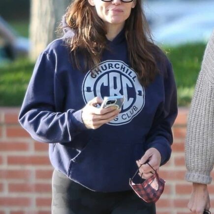 Jennifer Garner Walks with a Female Friend after Doing Some Errands in LA