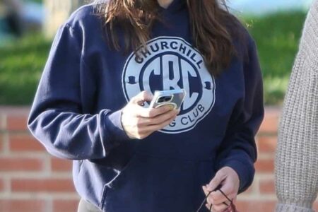 Jennifer Garner Walks with a Female Friend after Doing Some Errands in LA