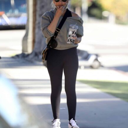 Sarah Michelle Gellar in Black Spandex Leggings Leaving the Yoga Class