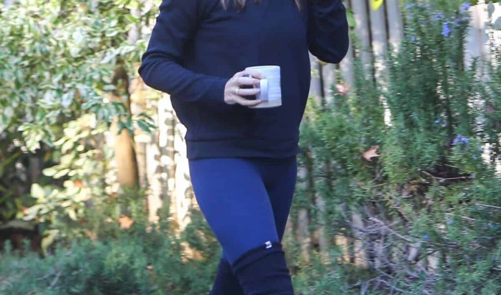 Jennifer Garner Wore Tight Blue Leggings and a Warm Coffee to Yoga Class