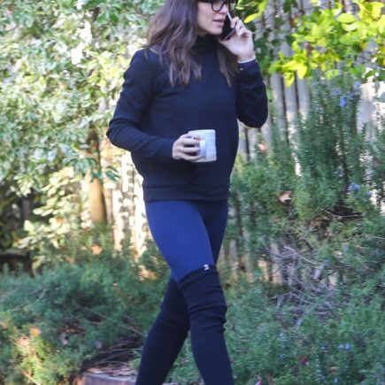 Jennifer Garner Wore Tight Blue Leggings and a Warm Coffee to Yoga Class