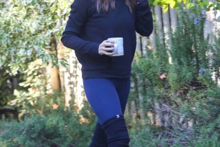 Jennifer Garner Wore Tight Blue Leggings and a Warm Coffee to Yoga Class
