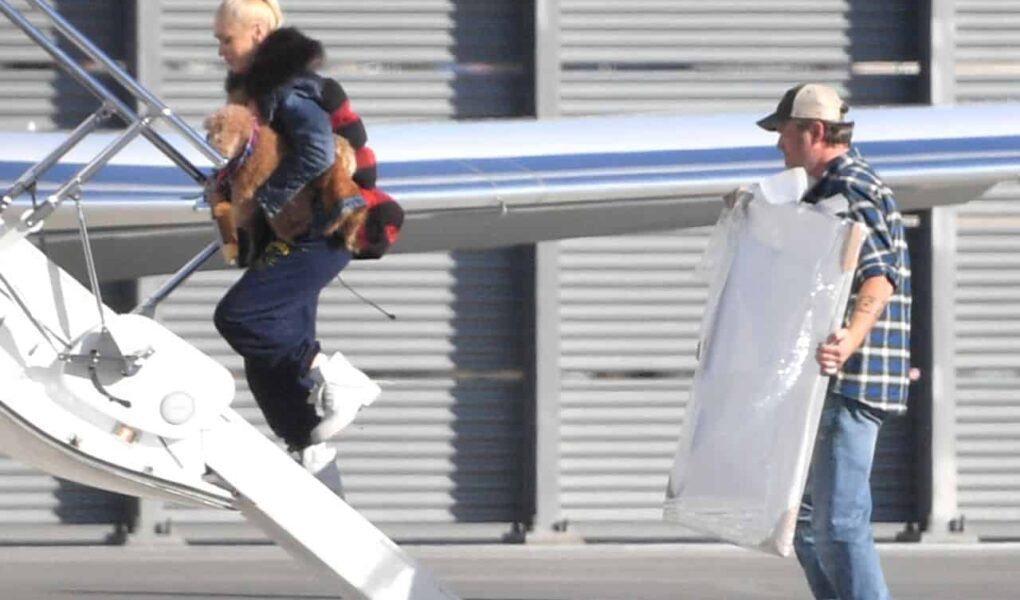 Gwen Stefani Sports an Old Coca-Cola T-Shirt as she Boards a Private Jet