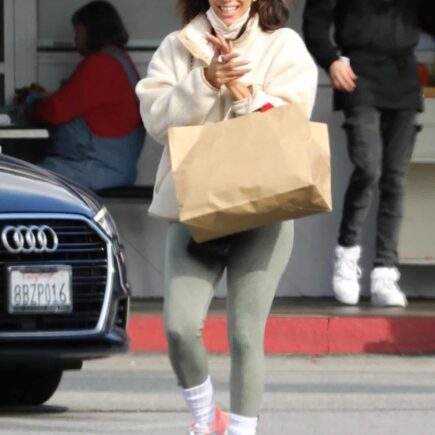 Eva Longoria Smiling and Enjoying Post-Christmas Shopping in Los Angeles