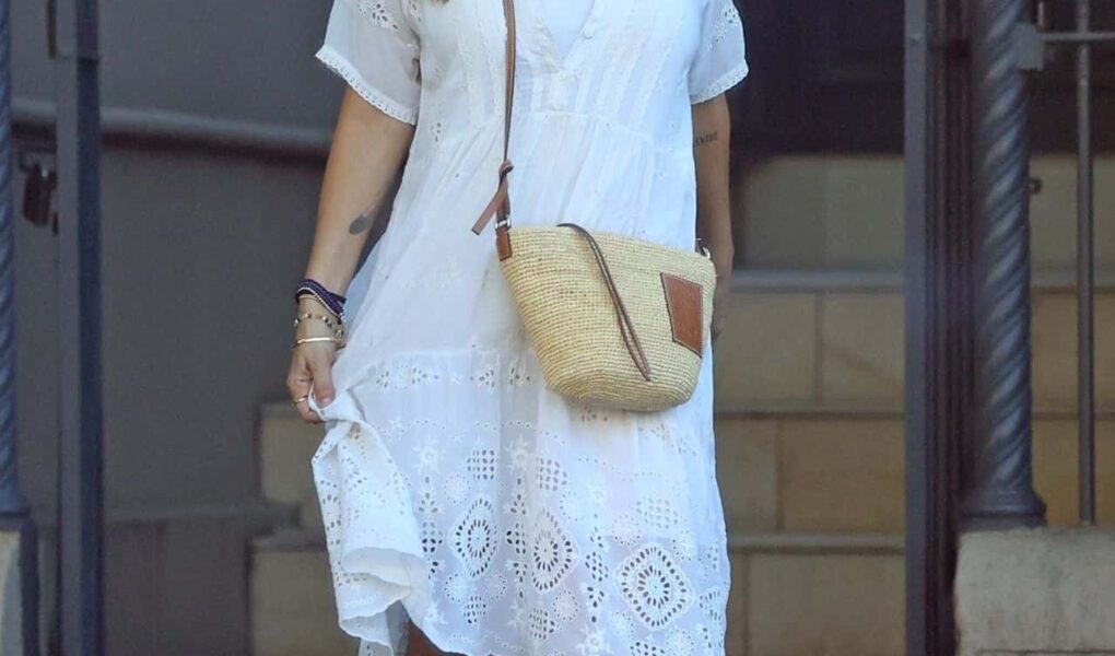 Natalie Imbruglia was a Lovely Sight in White as she Strolled in Sydney