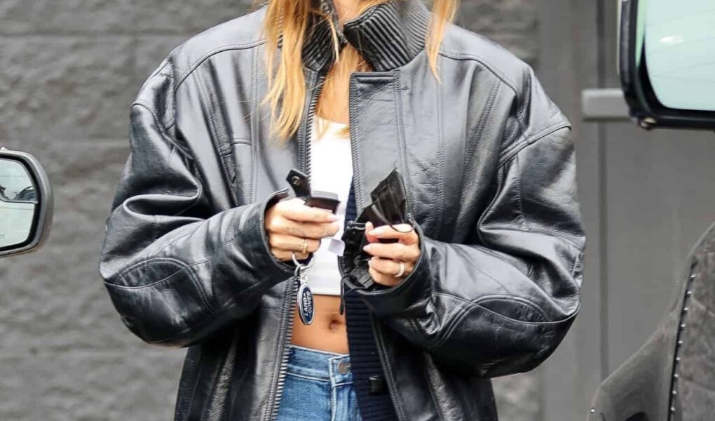 Hailey Bieber Flaunts her Firm Abs During Last-minute Christmas Shopping