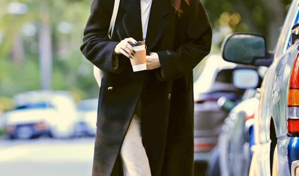 Kendall Jenner Looks Chic as she Stops for a Hot Coffee in Beverly Hills