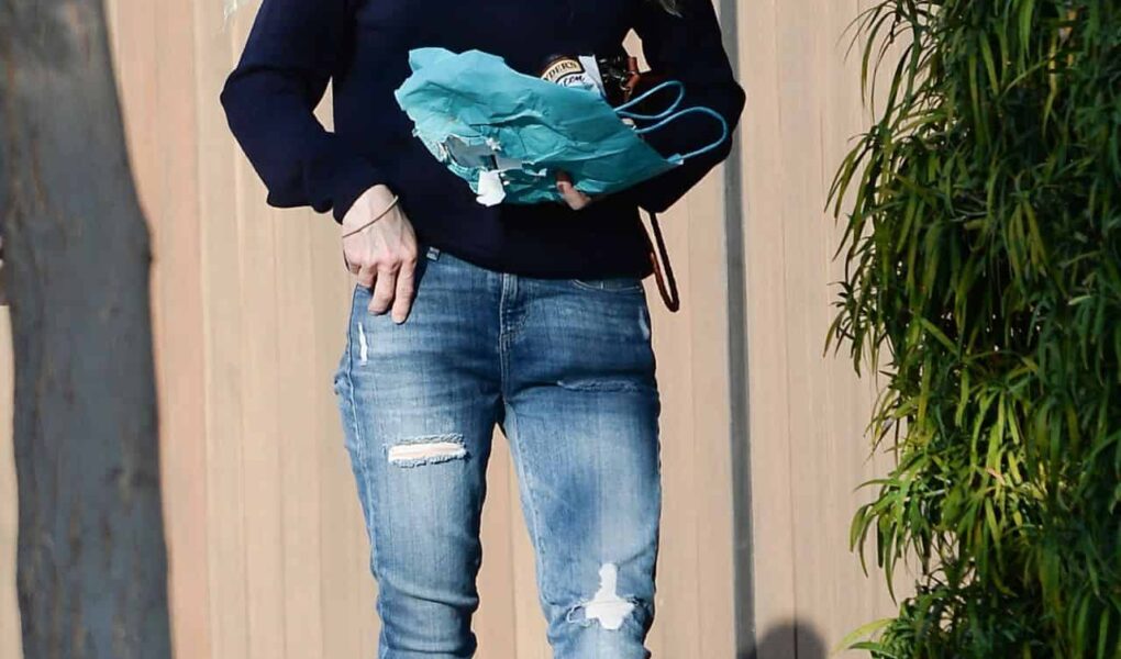 Anna Faris Enjoyed Some Snacks as she was Running Errands in Los Angeles