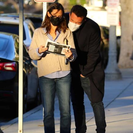 Jennifer Garner Sported Casual Look and Talked to Affleck About their Kids