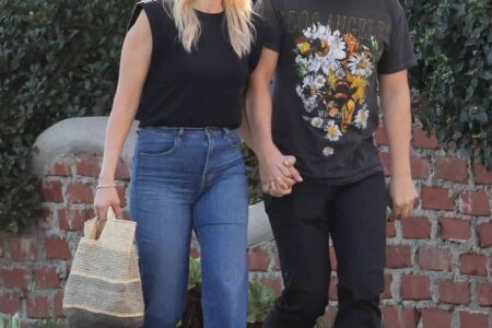 Malin Akerman Holding Hands with her Husband During Shopping in Los Feliz