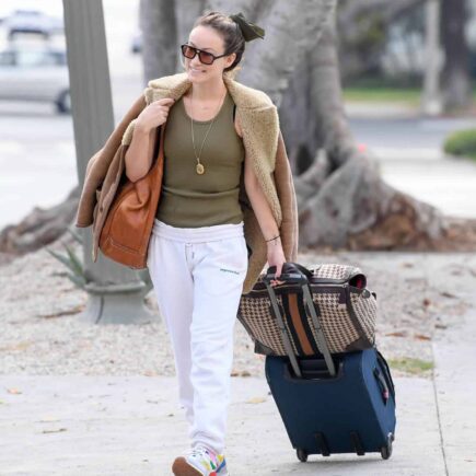 Olivia Wilde Hurries on a Flight to Boston to be with her BF Harry Styles