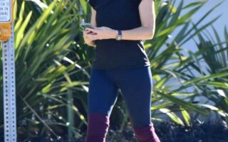 Jennifer Garner Works Out while she Goes to Pick Up her Son from School