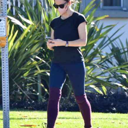 Jennifer Garner Works Out while she Goes to Pick Up her Son from School