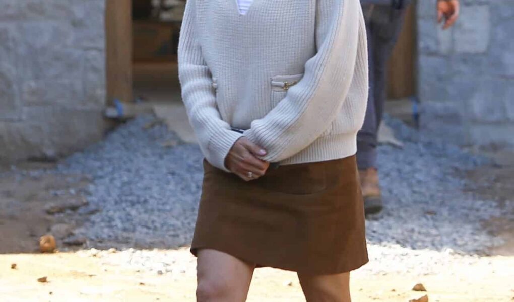 Jennifer Garner’s Fall Style a Suede Mini Skirt and a Knit Sweater