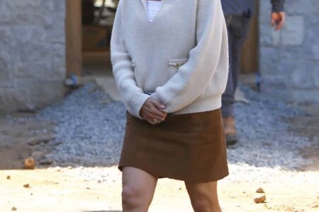 Jennifer Garner’s Fall Style a Suede Mini Skirt and a Knit Sweater