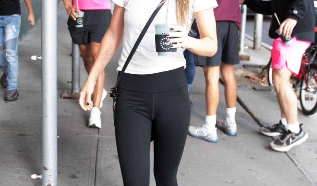 Olivia Wilde Smiles Happily as she Walks with Harry Styles in NYC