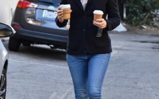 Jennifer Garner Out Picking Up a Coffee While Running Errands in Brentwood