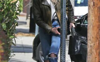Amber Heard in Ripped Blue Jeans Arrives at her Home in Los Angeles