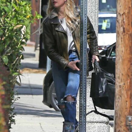 Amber Heard in Ripped Blue Jeans Arrives at her Home in Los Angeles