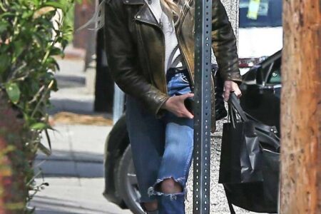 Amber Heard in Ripped Blue Jeans Arrives at her Home in Los Angeles