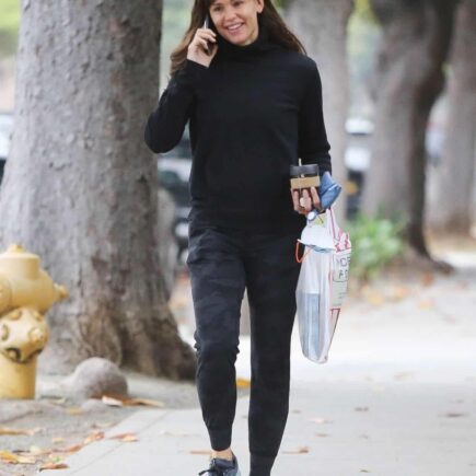 Jennifer Garner Looked Fresh-faced while Running Errands in Brentwood