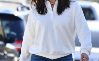Jennifer Garner Sports a Casual Look as she Arrives at her Son’s School