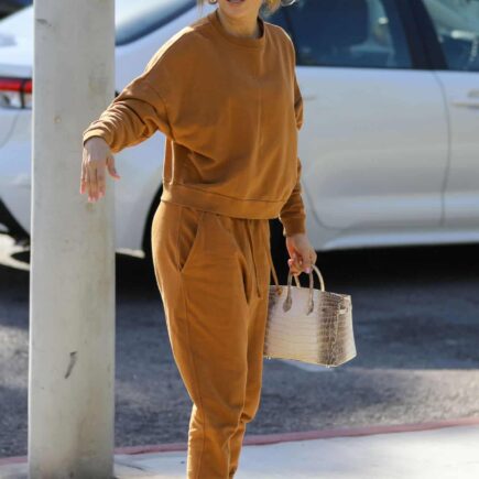 Jennifer Lopez in Comfy Outfit in Shopping for Furniture and Rugs with Daughter Emme