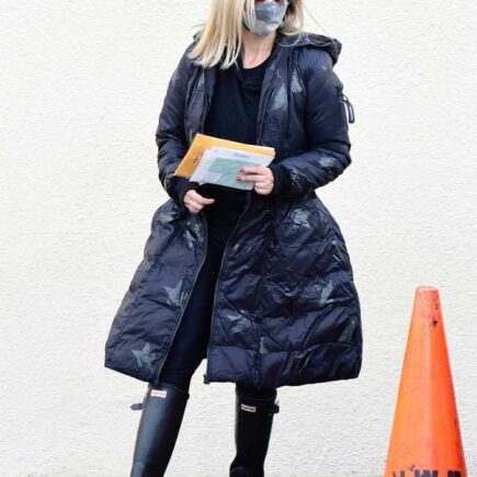 Sarah Michelle Gellar Out to Pick Up her Mail in Brentwood