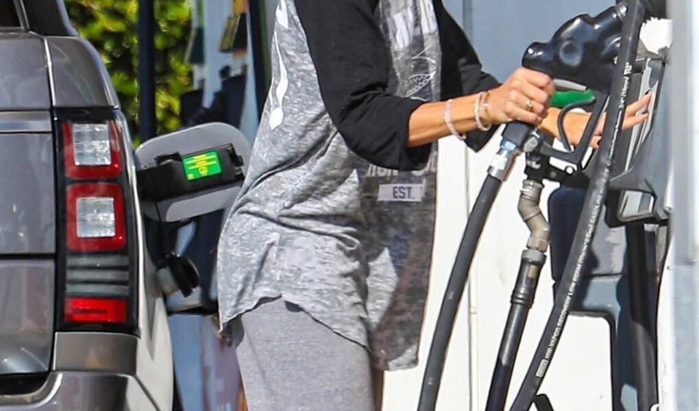 Brooke Burke Unrecognizable at a Gas Station in Santa Monica