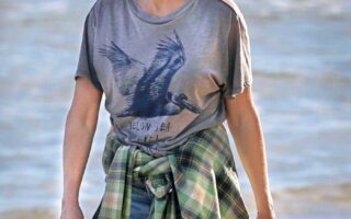 Julia Roberts in a Stroll on the Beach in Hawaii in Daisy Duke Shorts