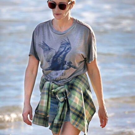 Julia Roberts in a Stroll on the Beach in Hawaii in Daisy Duke Shorts