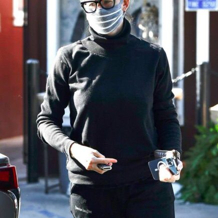 Jennifer Garner in Black Outfit During Shopping in the Brentwood Country Mart