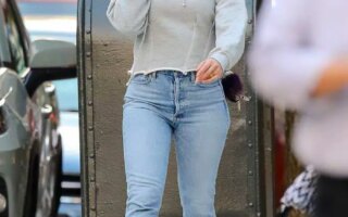 Scarlett Johansson Shows her Gold Wedding Ring During a Casual Stroll