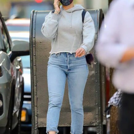 Scarlett Johansson Shows her Gold Wedding Ring During a Casual Stroll