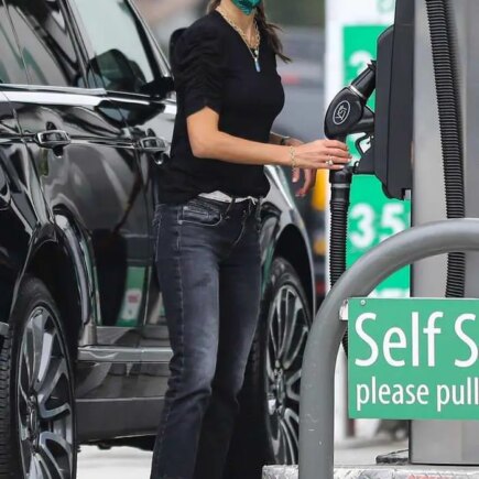 Jordana Brewster Looked Chic as She was Pumping Gas in Brentwood