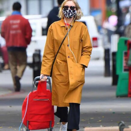 Naomi Watts Looks Stylish in a Yellow Coat while Shopping in Tribeca