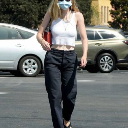 Dakota Fanning Flashes her Slim Waist while Grocery Shopping at Vons in Burbank