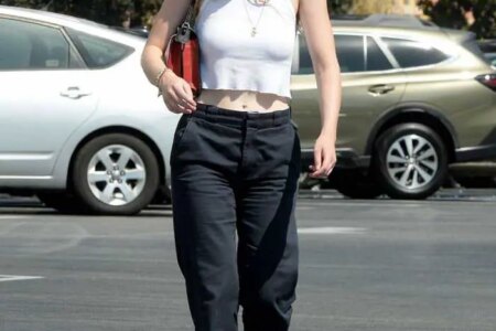 Dakota Fanning Flashes her Slim Waist while Grocery Shopping at Vons in Burbank