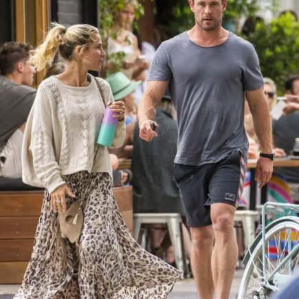 Elsa Pataky and Chris Hemsworth Go Barefoot at Breakfast in Bayleaf Cafe