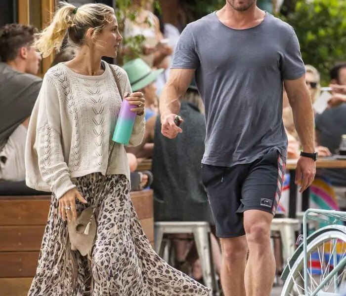 Elsa Pataky and Chris Hemsworth Go Barefoot at Breakfast in Bayleaf Cafe