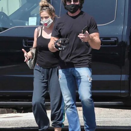 Denise Richards and Aaron Phypers Out to Grab Food in Malibu